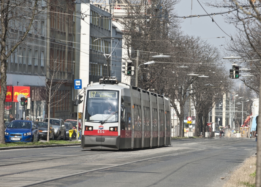 Straßenbahn der Linie 67 in Fahrt auf der Favoritenstraße in Fahrtrichtung Alaudagasse.