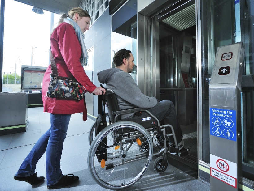 Aufzüge in allen Stationen ermöglichen problemlosen Zutritt zu den U-Bahnen auch mit Rollstuhl.