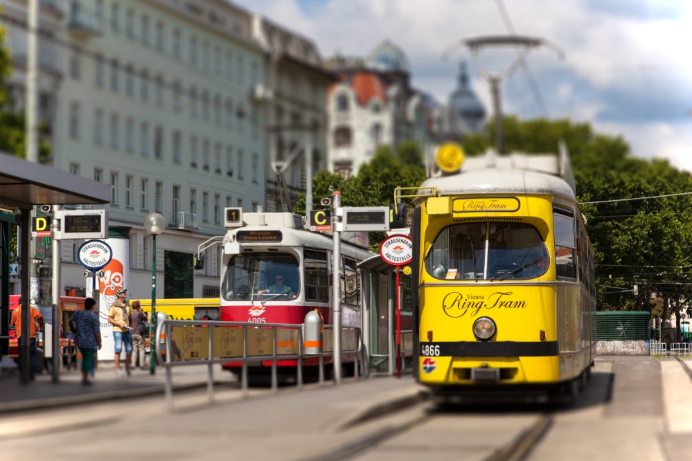 Vienna RingTram  Type E1 am Schwedenplatz, Einstieg und Ausstiegsstelle, daneben ein Zug der Linie 1, Juli 2014