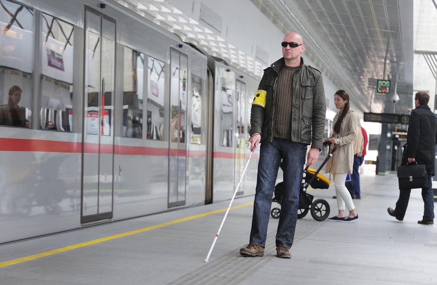Das taktile Leitsystem erleichtert sehbehinderten Menschen die Benützung der öffentlichen Verkehrsmittel.