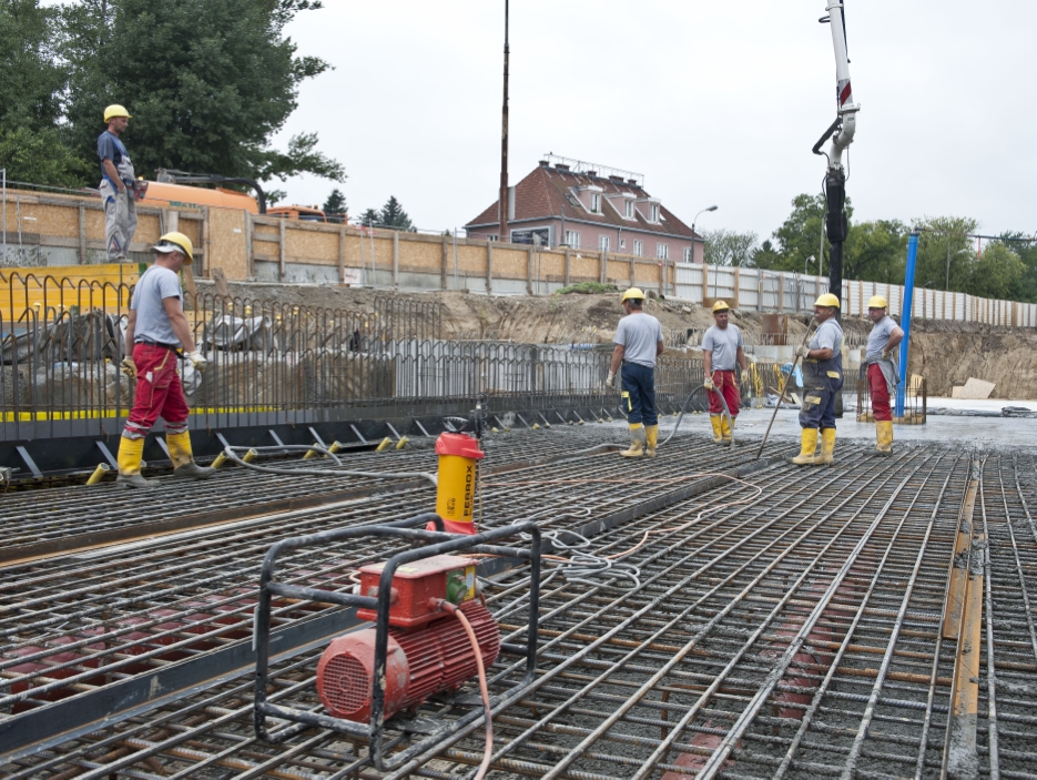 Überirdische Bauarbeiten an der U1-Verlängerung nach Oberlaa. Bauarbeiter bei Konstruktionsarbeiten