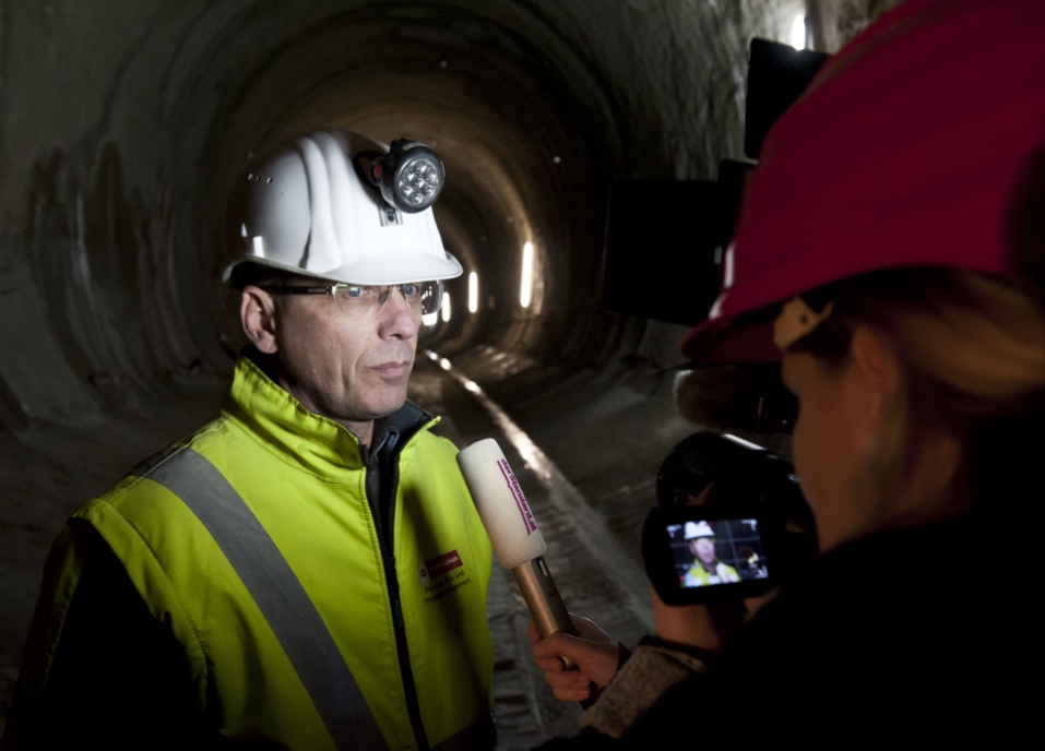 Tunnelbauarbeiten beim Ausbau der U-Bahnlinie U1 Richtung Oberlaa  im Bereich Favoritenstarße Ecke Klausenburger Straße. Bauleiter Hubert Wutzlhofer bei Interview in Tunnelröhre.
