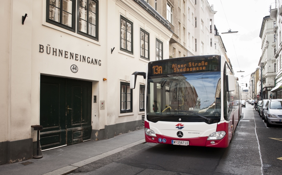Testfahrt mit einem Gelenkbus, der auf der Linie 13A ab Frühjahr 2015 zum Einsatz kommen wird. In Fahrt in der Piaristengasse beim Bühneneingang zum Theater in der Josefstadt.