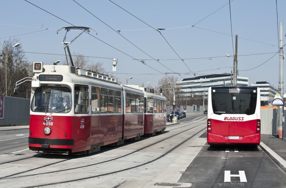 Straßenbahn der Linie 67 und Autobus als Ersazverkehr der Linie 67E  für das Teilstück Alaudagasse bis Therme Wien an Haltestelle Alaudgasse.
