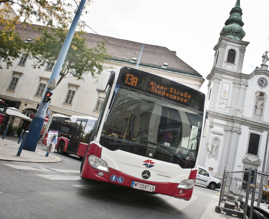 Testfahrt mit einem Gelenkbus, der auf der Linie 13A ab Frühjahr 2015 zum Einsatz kommen wird. Einfahrt in die Kirchengasse von Mariahilfer Straße kommend.
