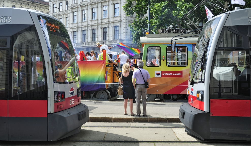 Zwei Sonderzüge der Wiener Linien führen wie jedes Jahr auch die diesjährige Regenbogenparade über die Wiener Ringstraße an.
