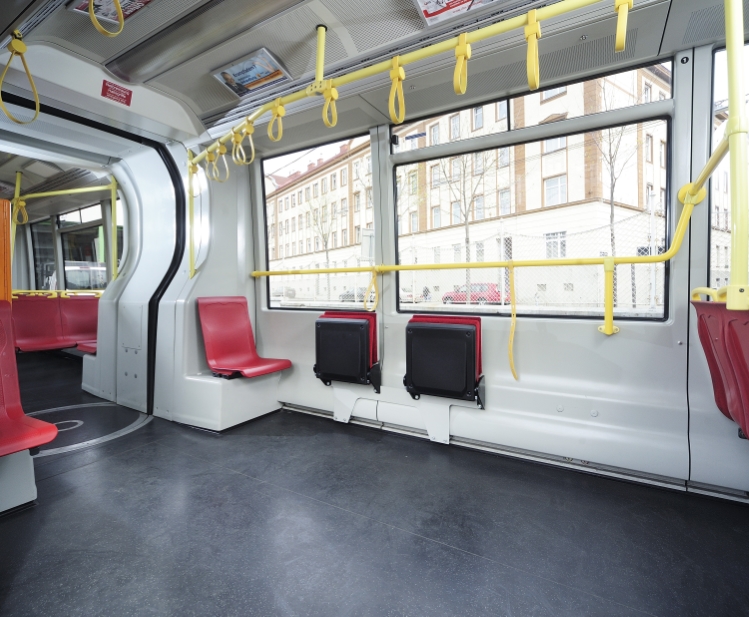 90 ULF-Straßenbahnen der Wiener Linien erhalten im erweiterten Einstiegsbereich Klappsitze, um sich dem Fahrgastaufkommen flexibel anpassen zu können.