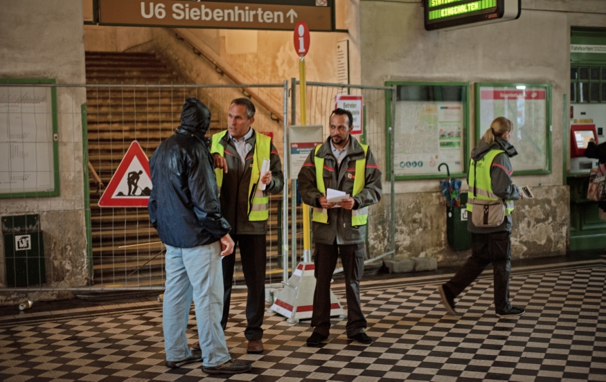 Mitarbeiter informieren wegen Sperre Station Alserstraße Junii 2014