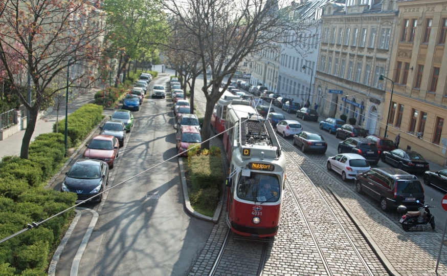 Linie D kurz vor der Endstelle Nußdorf, Type E2-c5, April 14