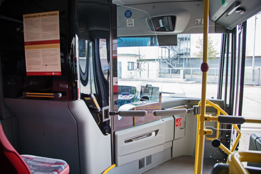 Neue Busse NL 220 von Mercedes, Fahrerkabine u Eingangsbereich, November 2014