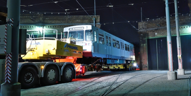 Nächtlicher Transfer eines U-Bahnzuges von der Hauptwerkstätte in Wien Simmering in die Remise, dem neuen Verkehrsmuseum der Wiener Linien in Erdberg.