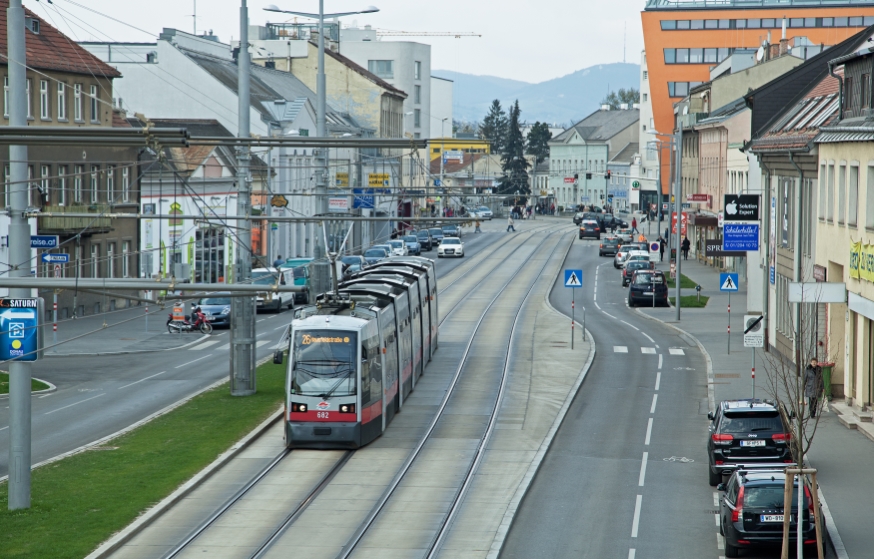 Linie 26 mit der Type Type B (ulf)  am Kagranerplatz Richtung Hirschstetten fahrend, März14