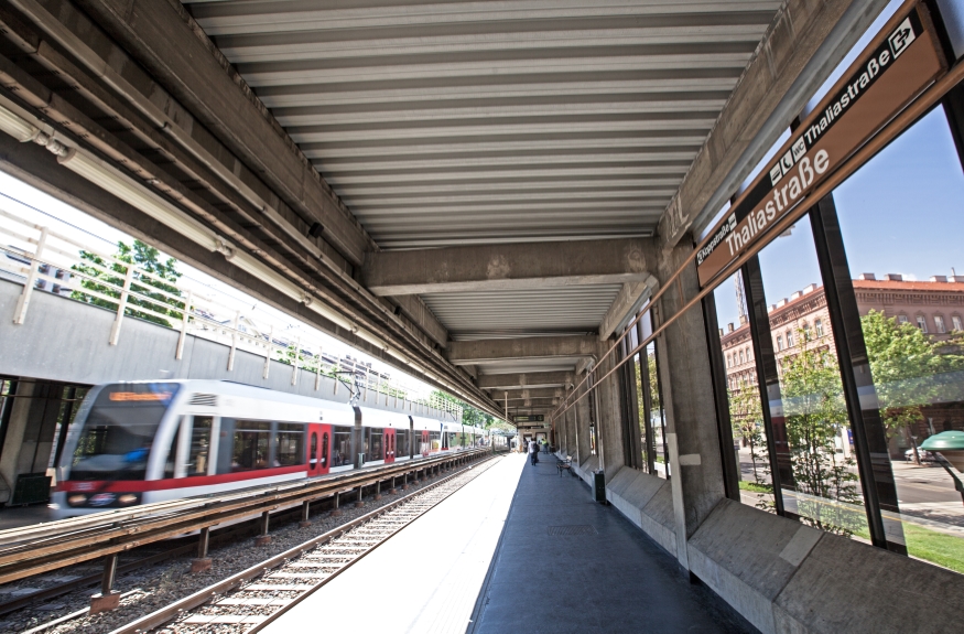 Station Thaliastaße, Stationsbereich mit Zug der Linie U6 Fahrtrichtung Floridsdorf , Mai 2014
