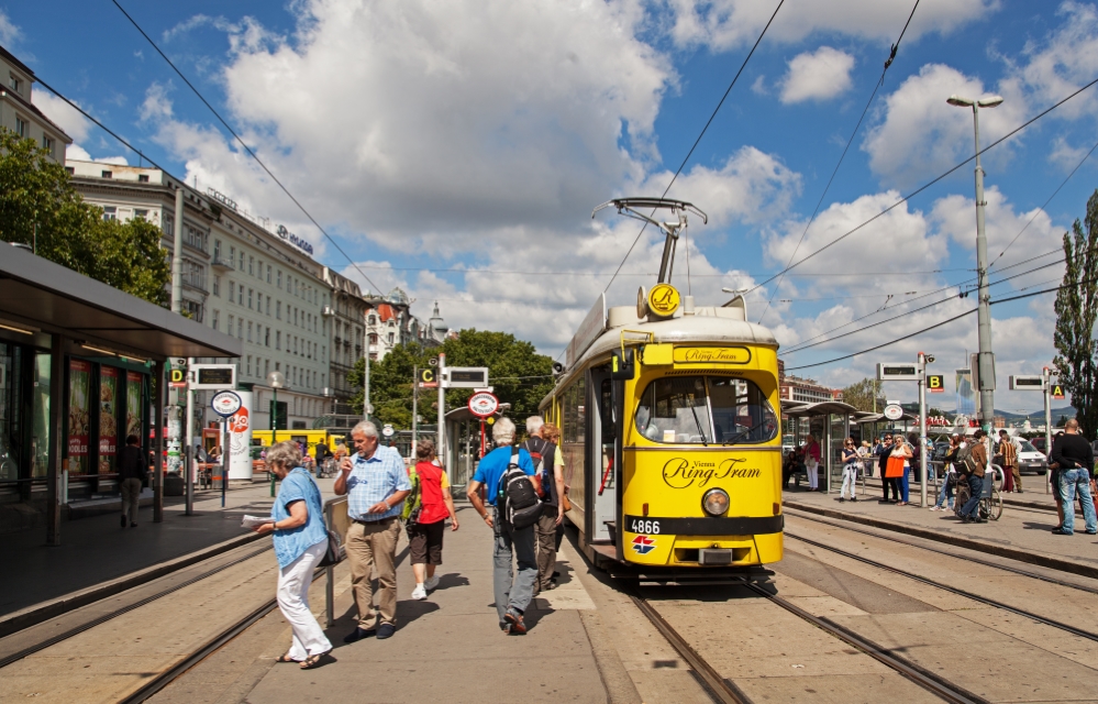 Vienna RingTram  Type E1 am Schwedenplatz, Einstieg und Ausstiegsstelle, Juli 2014