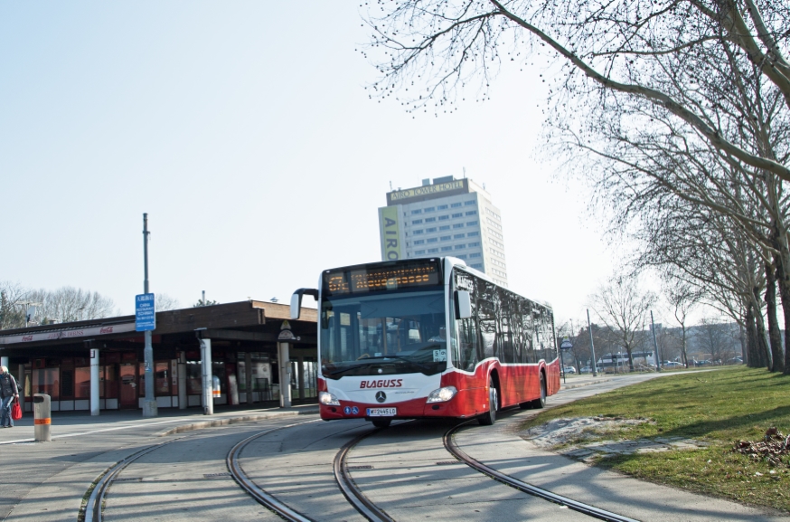 Die Bus Linie 67E  fährt den Abschnitt Alaudagasse, Oberlaa, wegen Ausbau der U1, März 2014