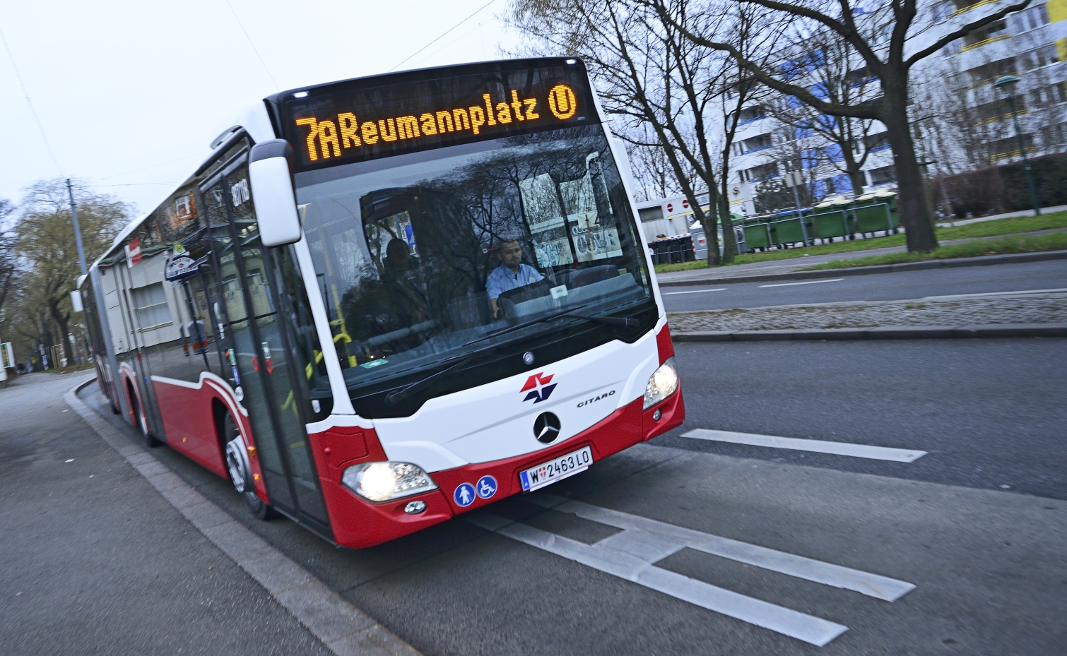 Seit 7. Jänner 2014 sind die neuen umweltfreundlichen CITARO Gelenkbusse des Herstellers Mercedes-Benz im Einsatz, im Bild auf der Linie 7A.