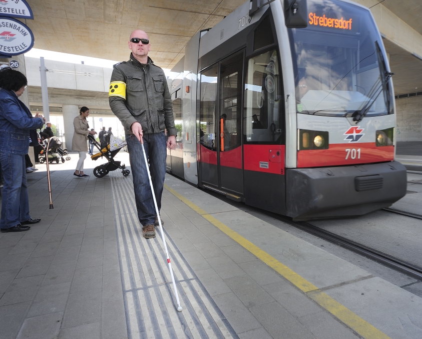 Das taktile Leitsystem erleichtert sehbehinderten Menschen die Benützung der öffentlichen Verkehrsmittel.