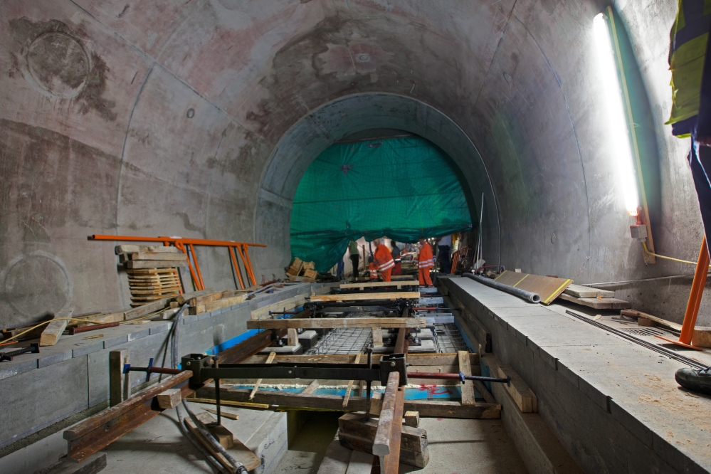 U1 Baustelle Troststraße, neue Tunnelröhre fertig und Beginn der Gleisverlegung, Oktober 2014