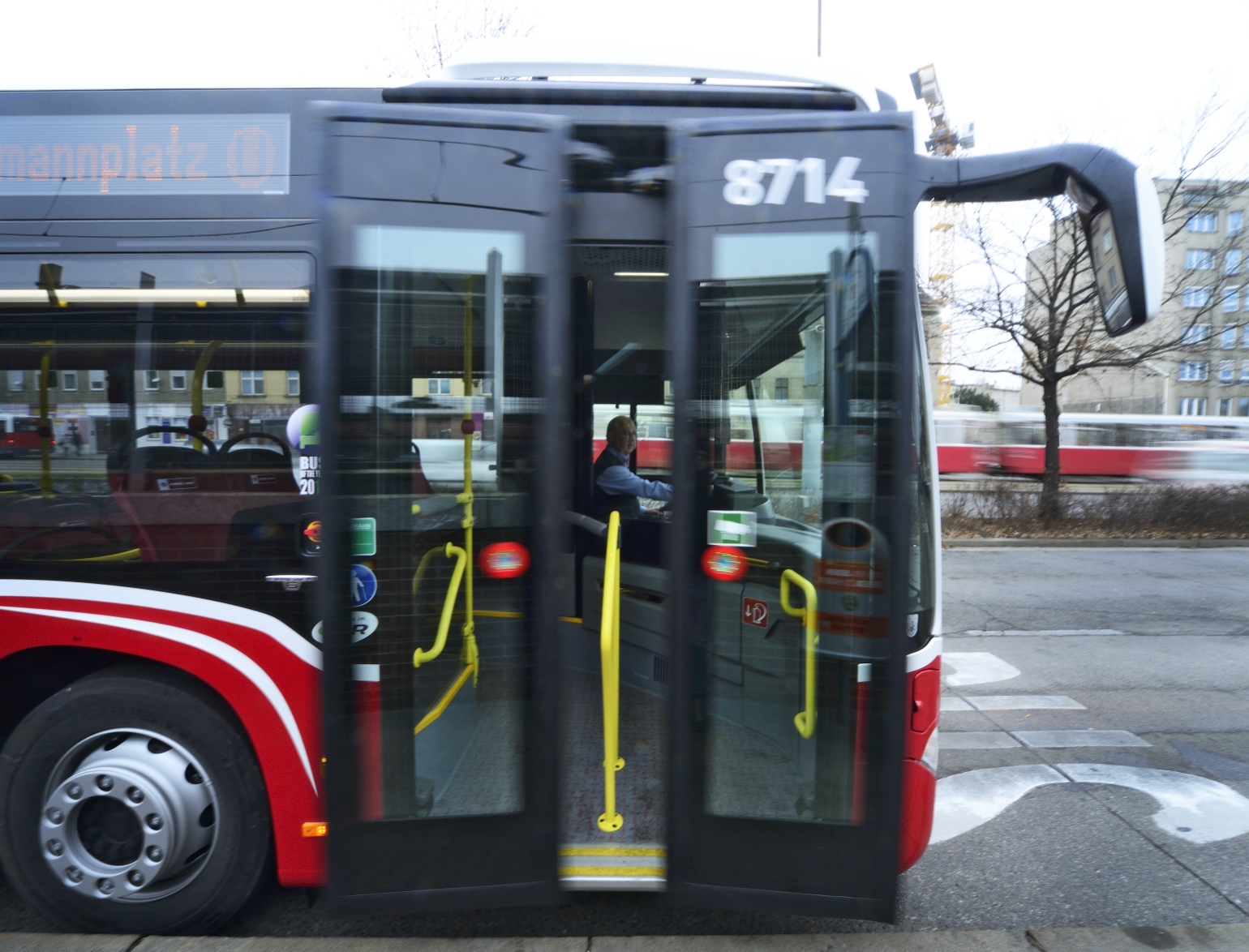 Ab 7. Jänner 2014 sind die neuen umweltfreundlichen CITARO Gelenksbusse des Herstellers Mercedes-Benz im Einsatz, im Bild auf der Linie 7A.