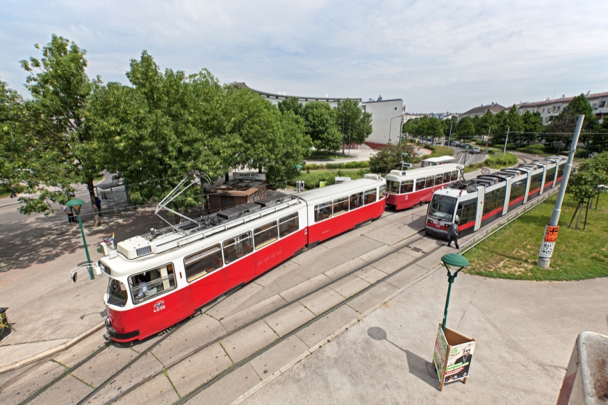 Linie 67 mit Züge der Type E2-c5 und ULF-B in der Endstelle Otto-Probst-Platz, Mai 2014