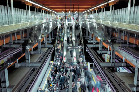 Imagebild: Fahrgäste am Bahnsteig der U2-Station Schottentor.