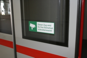 Hinweis auf videoüberwachten U-Bahn-Zug