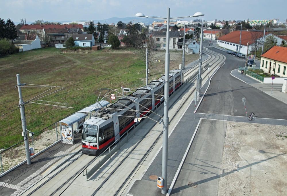 Linie 26 mit Type B (ulf)  Station Forstnergasse, März 14