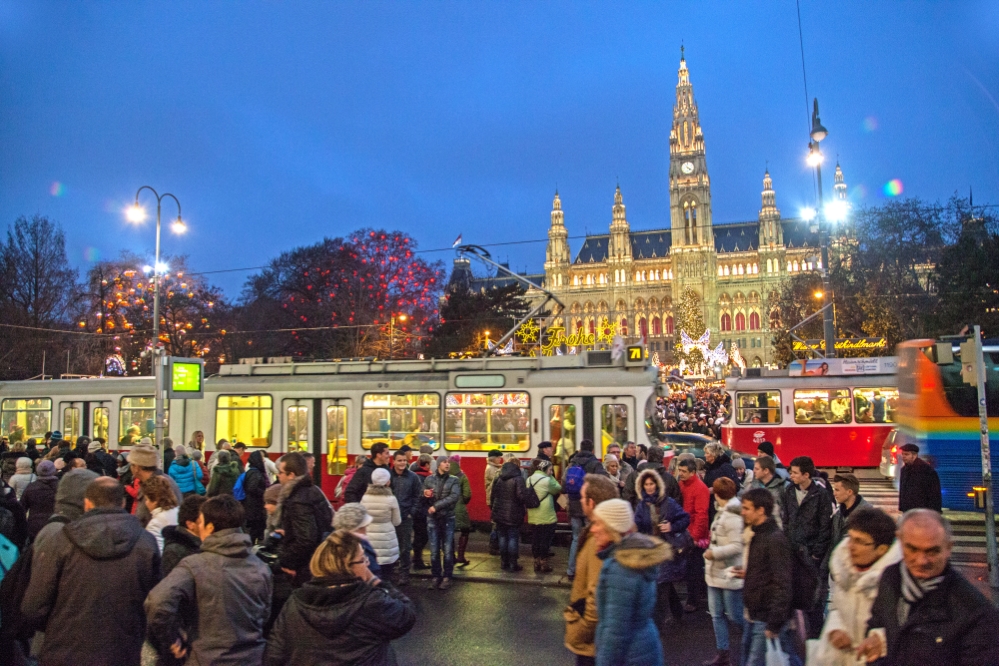 Zug der Linie 71 mit Type E2 am Ring beim Rathausplatz, Adventzeit, Dezember 2014
