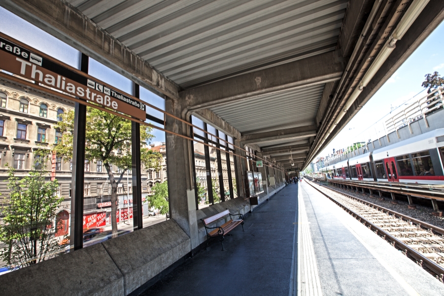 Station Thaliastaße, Stationsbereich mit Zug der Linie U6 Fahrtrichtung Floridsdorf, Mai 2014