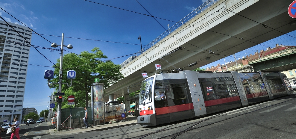 Straßenbahn der Linie 46, hier im Bild auf der Thaliastraße.