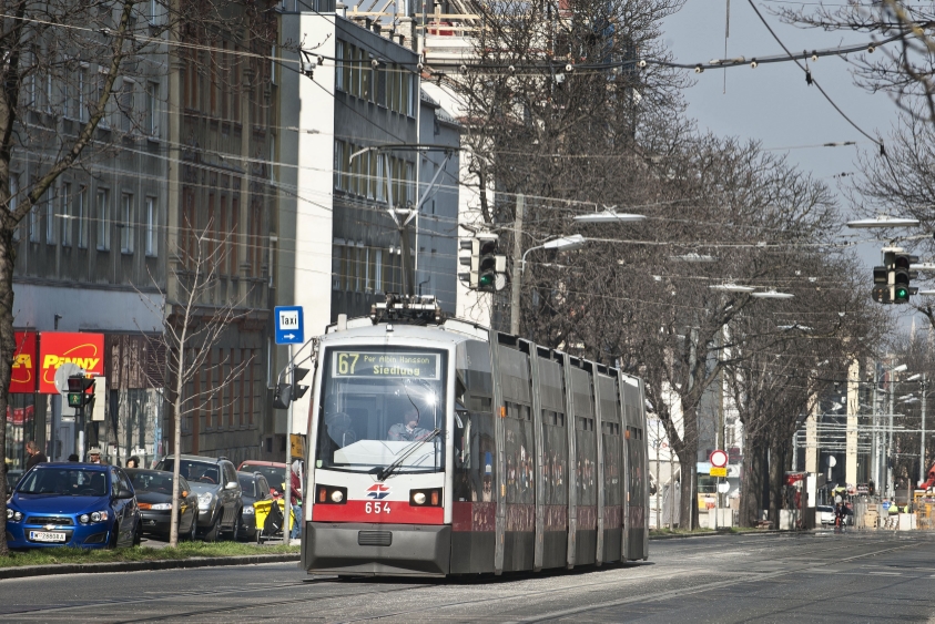 Straßenbahn der Linie 67 auf der Favoritenstraße in Fahrtrichtung Alaudagasse.
