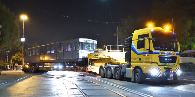 Nächtlicher Transfer eines U-Bahnzuges von der Hauptwerkstätte in Wien Simmering in die Remise, das neue Verkehrsmuseum der Wiener Linien in Erdberg.