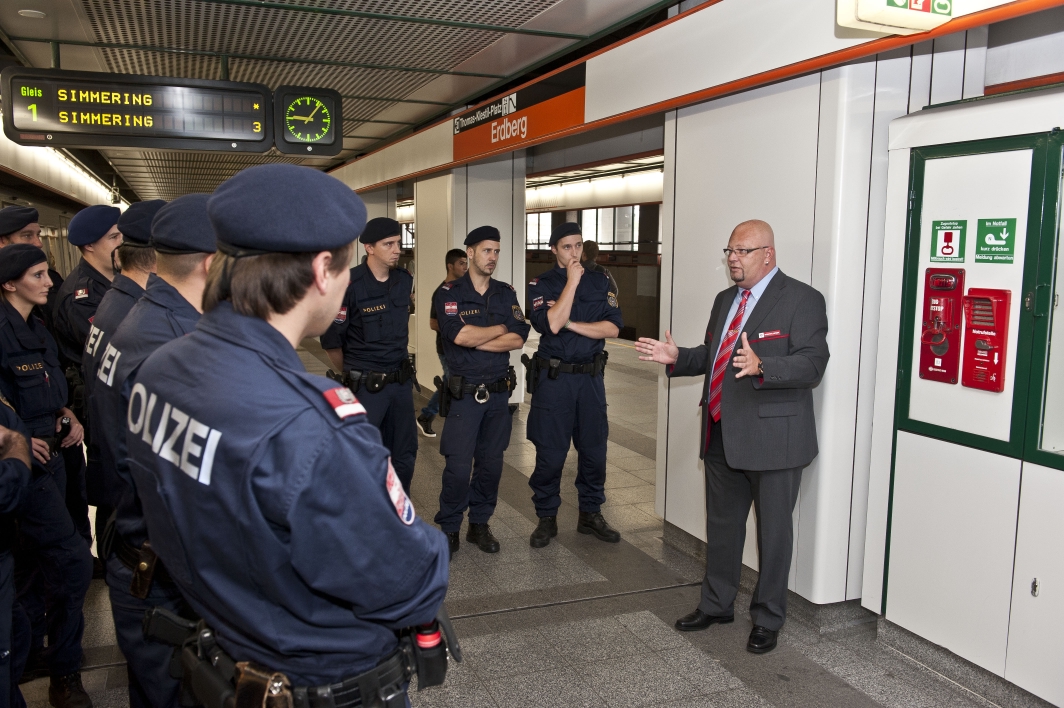 Einsatztraining der Polizei bei den Wiener Linien in der U-Bahnstation Erdberg.