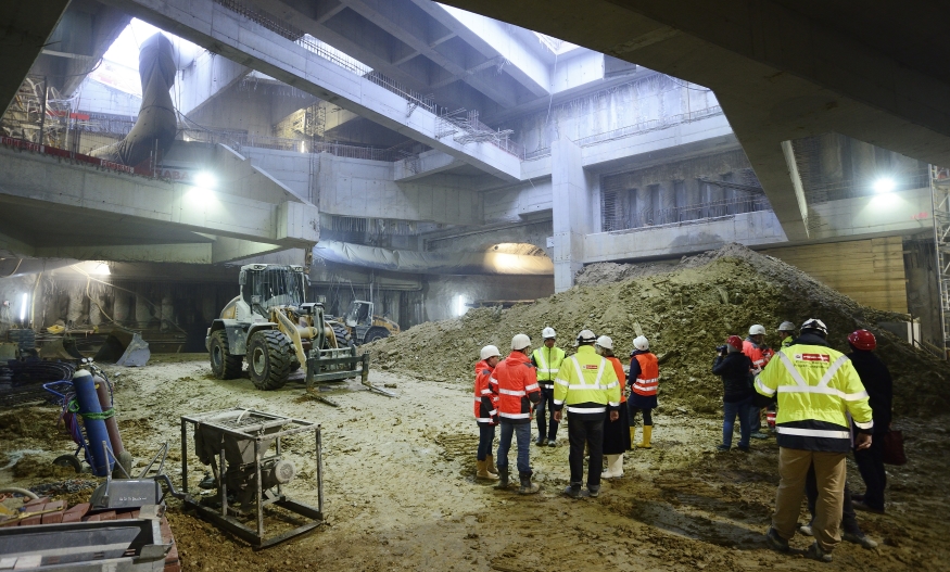Tunnelpatin Sabine Seidler besucht die Tunnelarbeiter am U1-Tunnel in der künftigen Station Troststraße