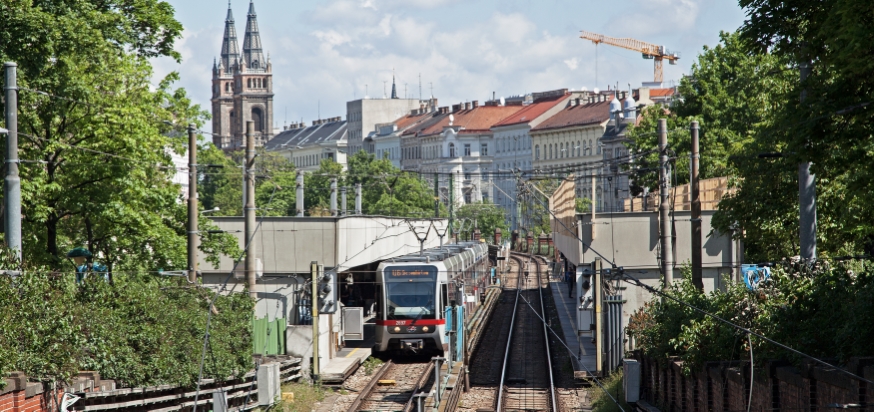Station Thaliastaße mit Zug der Linie U6 mit der Type T/T1 , Mai 2014