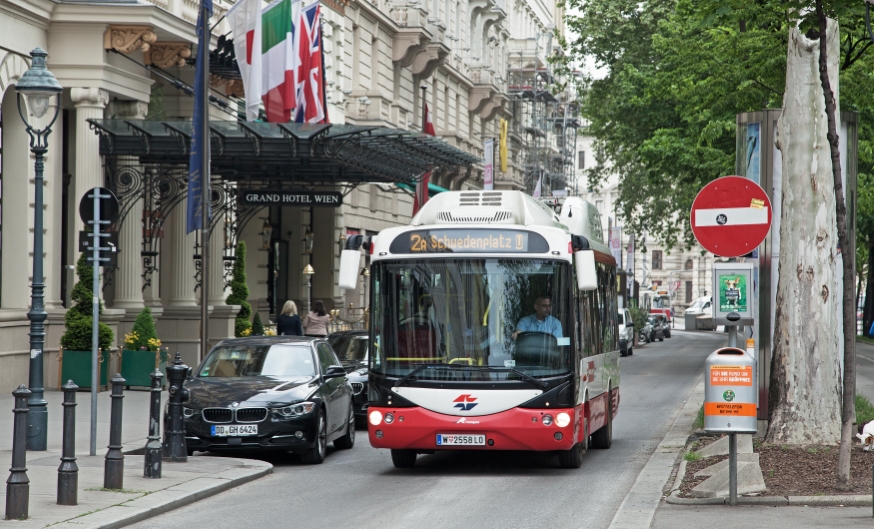 Linie 2a mit neuen Elektrobussen am KärntnerRing, Nebenfahrbahn, neben dem Grand Hotel Wien, April2014