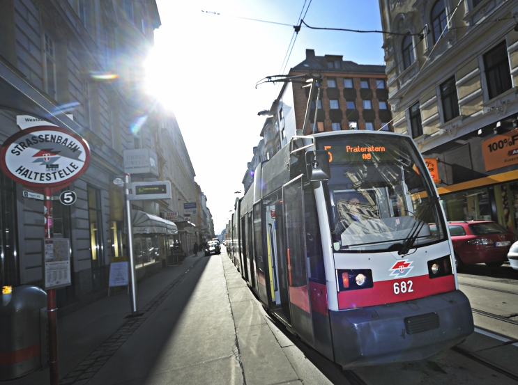 Straßenbahn der Linie 5 in der Kaiserstraße.