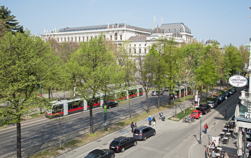 Linie 1 mit Type B1   am UniRing, im Hintergrund die Universität Wien,April 14