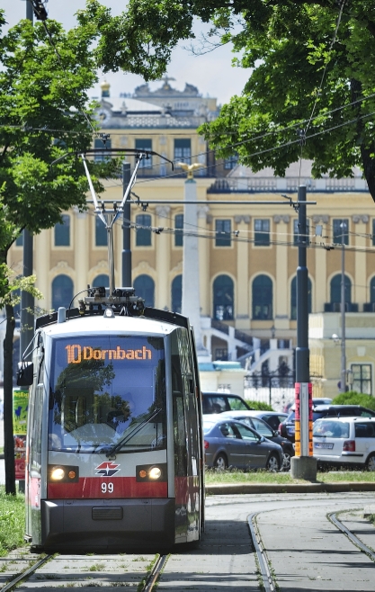 Straßenbahn der Linie 10 im Bereich Johnstraße / Schönbrunn.