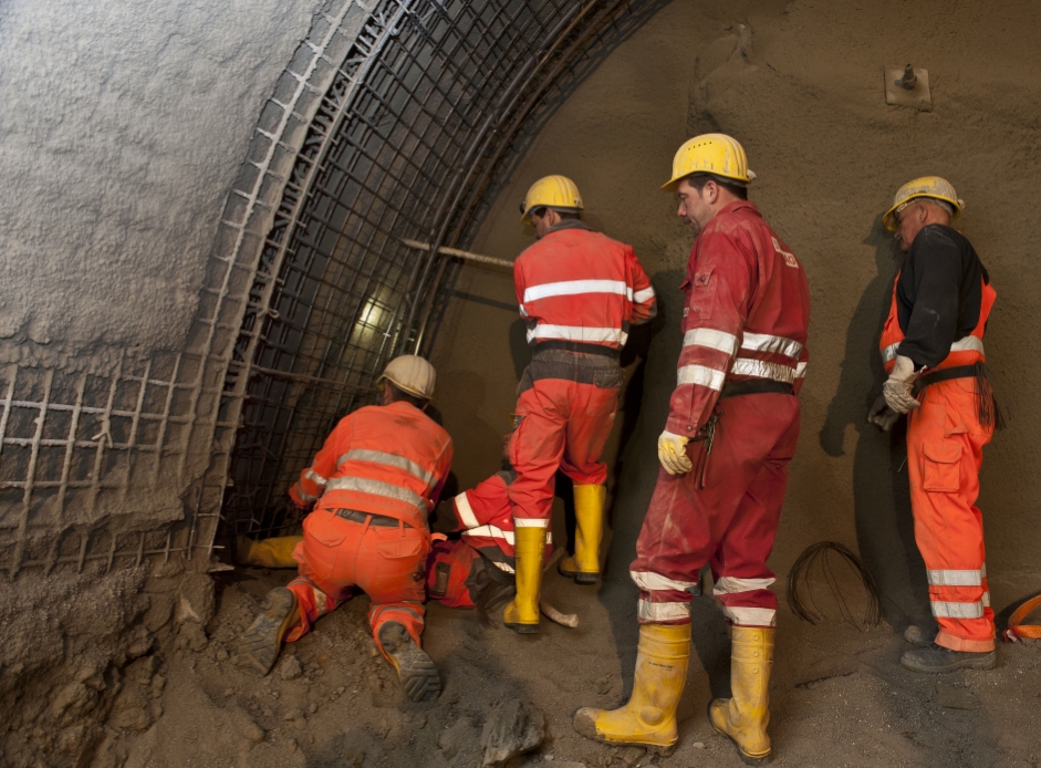 Tunnelbauarbeiten beim Ausbau der U-Bahnlinie U1 Richtung Oberlaa  im Bereich Favoritenstarße Ecke Klausenburger Straße. Bauarbeiter bei Montagearbeiten