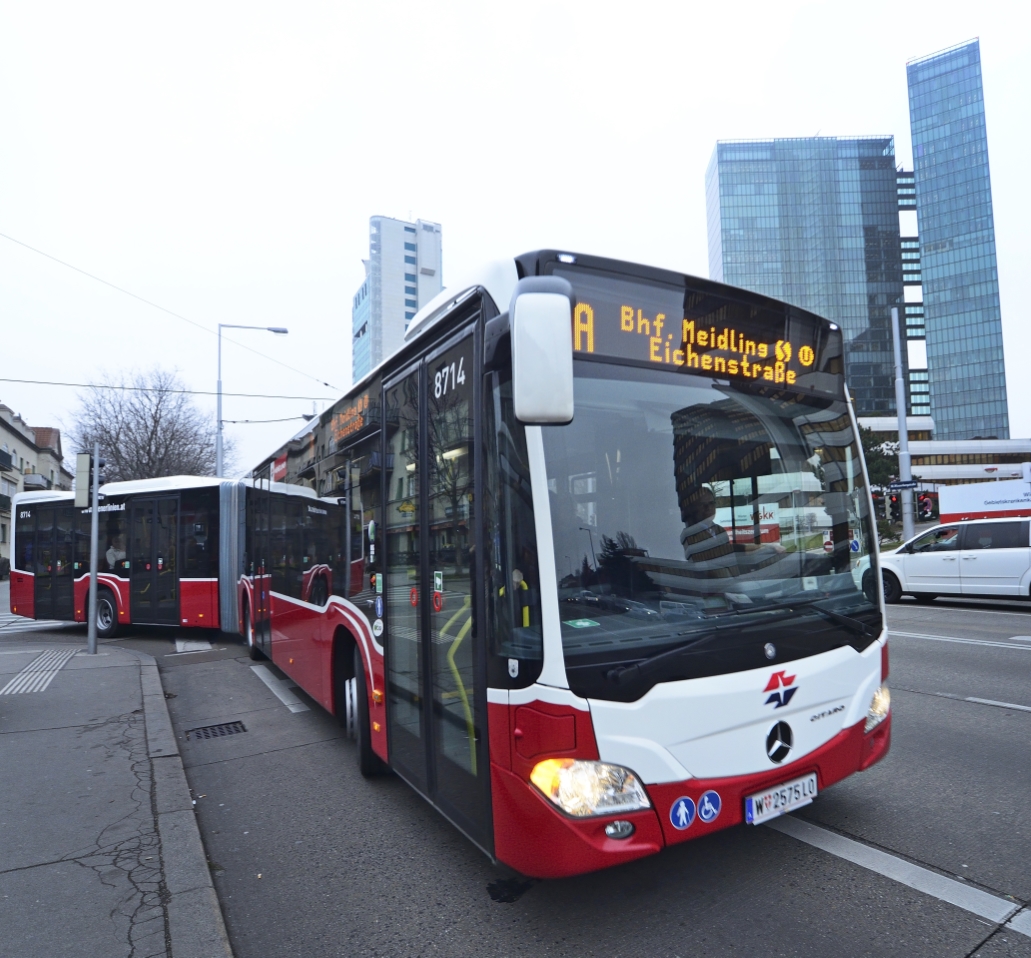 Ab 7. Jänner 2014 sind die neuen umweltfreundlichen CITARO Gelenksbusse des Herstellers Mercedes-Benz im Einsatz, im Bild auf der Linie 7A.