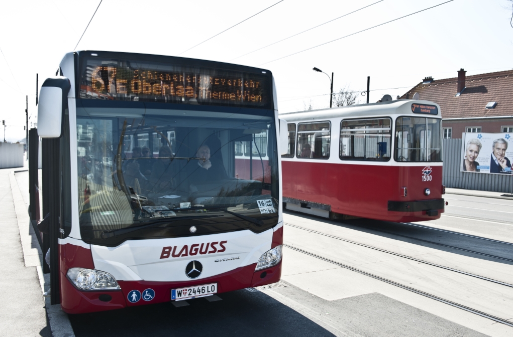 Ersatzverkehr der Linie 67E für das Teilstück Alaudagasse bis Therme Wien als Ersatz für die Straßenbahnlinie 67, die wegen des Ausbaus der U1 nach Oberlaa nur noch bis Alaudagasse fährt.