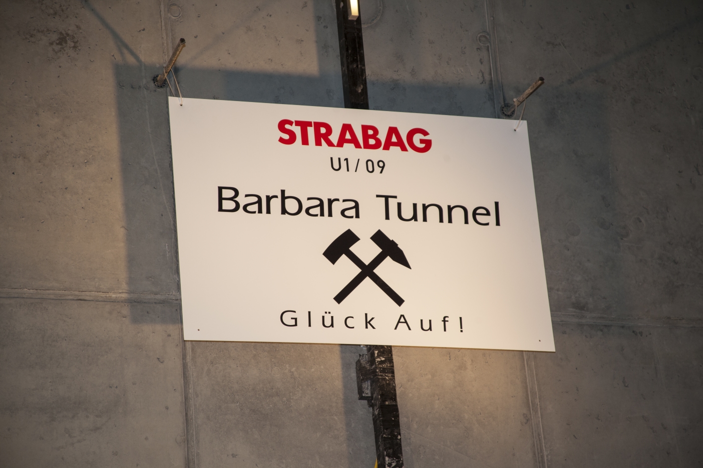 Tunnelanschlag in dem rund 30 Meter unter der A23 verlaufenden Tunnel bei der künftigen U1-Station Altes Landgut.

Tunnelpatin der künftigen Station Altes Landgut ist Nationalratspräsidentin Barbara Prammer.