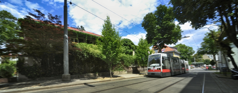 Straßenbahn der Linie 9.