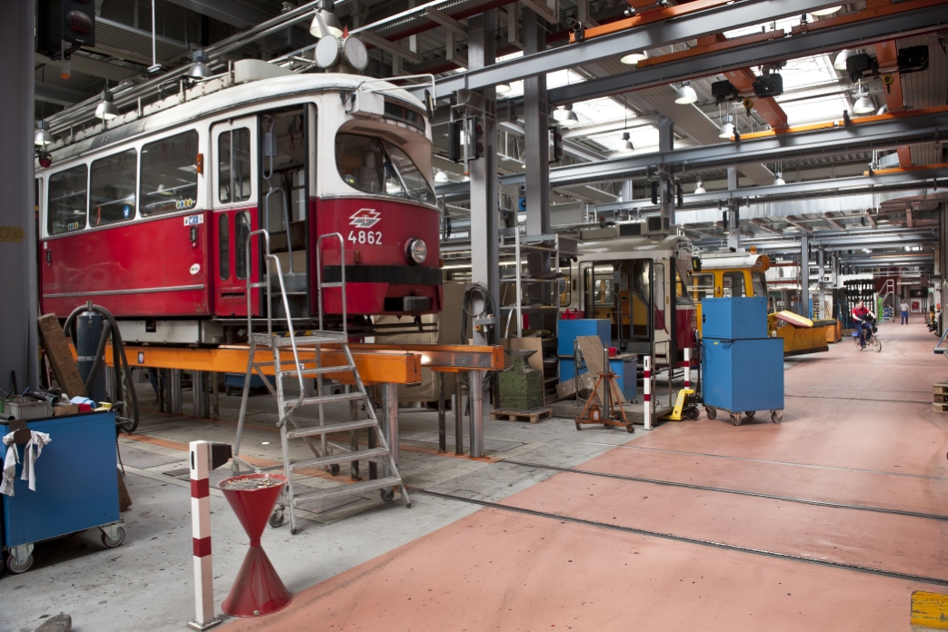 Hauptwerkstätte der Wiener Linien in Simmering. Fahrzeuge bei Reparaturarbeiten