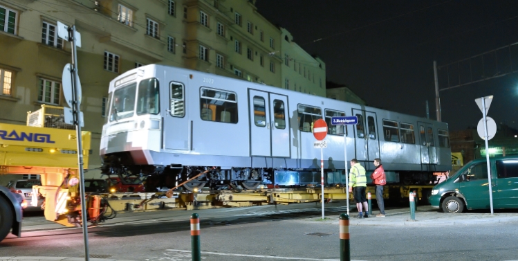 Nächtlicher Transfer eines U-Bahnzuges von der Hautwerkstätte in Wien Simmering in die Remise, dem neuen Verkehrsmuseum der Wiener Linien in Erdberg.