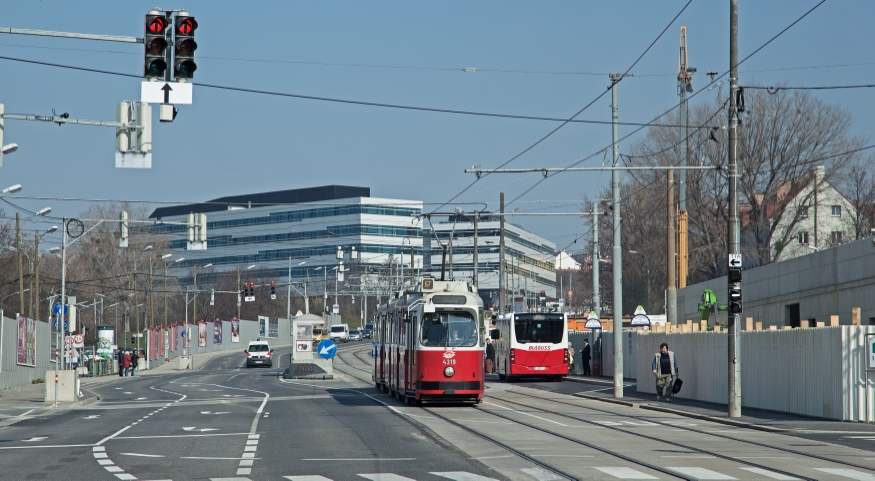 Linie 67 mit Zug der Type E2-c5 und Ersatzbus Linie 67E Alaudagasse, Favoritenstraße, März 2014