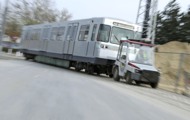 Transfer eines U-Bahnzuges von der Hauptwerkstätte in Wien Simmering in die Remise, dem neuen Verkehrsmuseum der Wiener Linien in Erdberg.