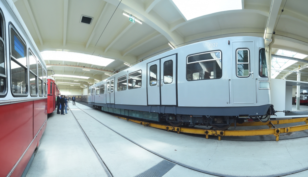 Der von der Hauptwerkstätte in Wien Simmering transportierte U-Bahnzug erreicht in der Remise, dem neuen Verkehrsmuseum der Wiener Linien in Erdberg sein Ziel.