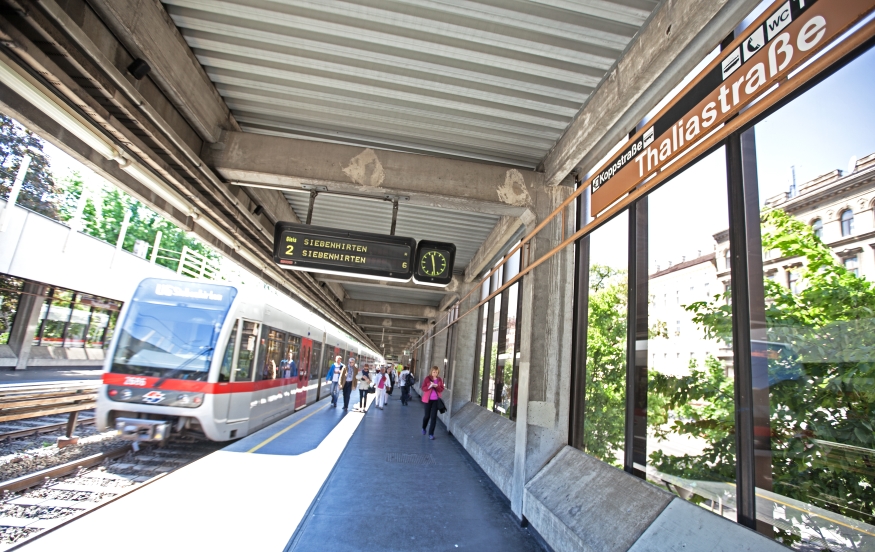 Station Thaliastaße, Stationsbereich mit Zug der Linie U6 , Mai 2014